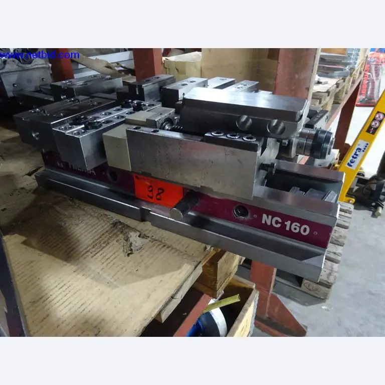 Vzdrževal stroje in tehnično opremo za obdelavo jekla in pločevine-1