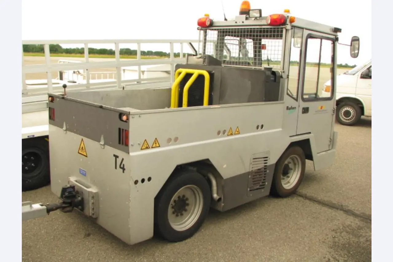 articulated busses and ground power unit-2