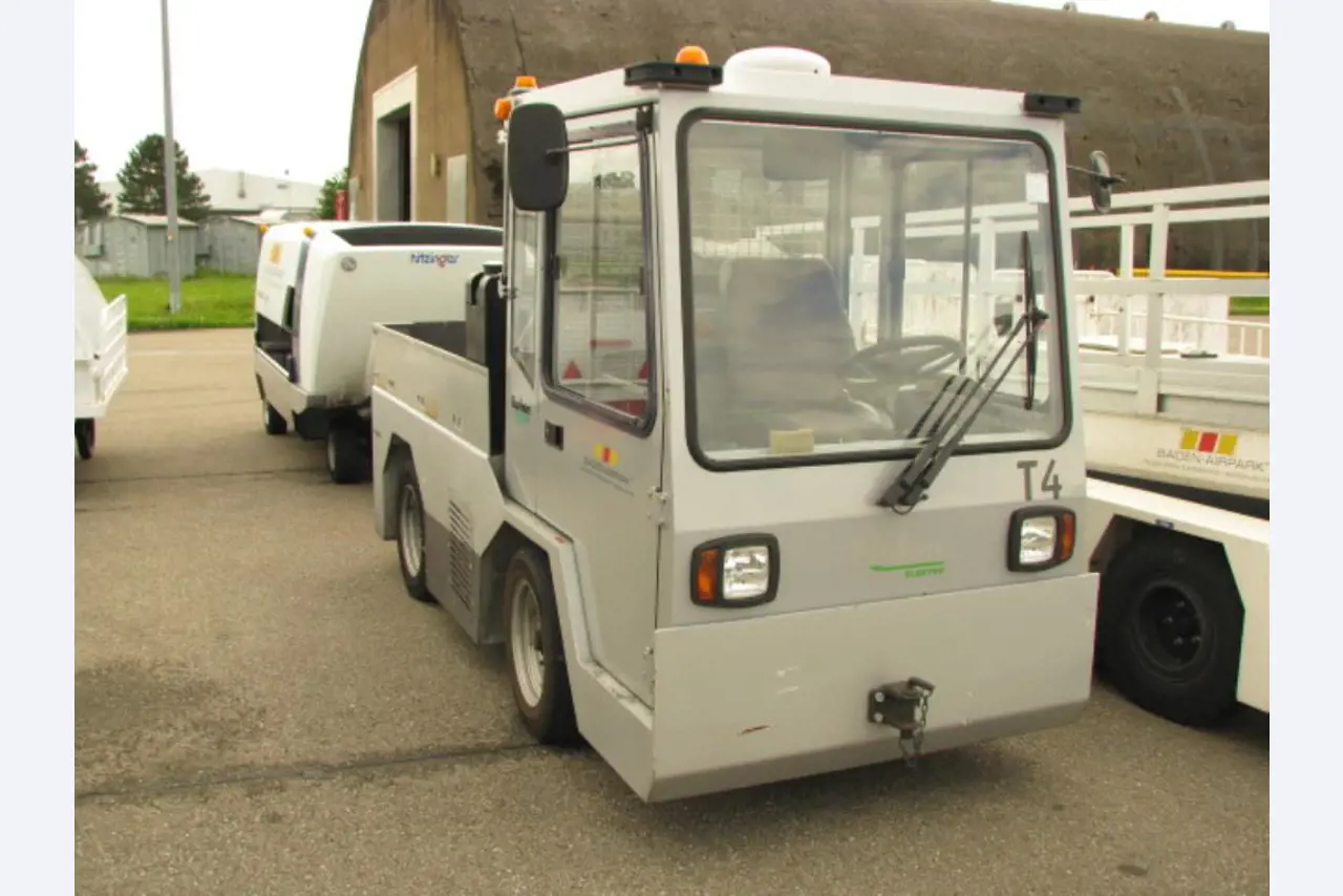articulated busses and ground power unit-1