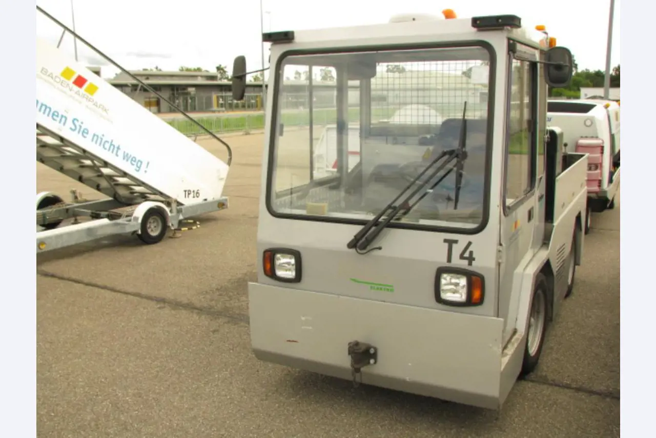 articulated busses and ground power unit-4