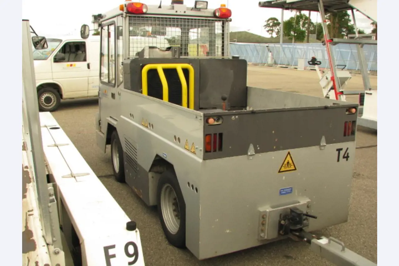 articulated busses and ground power unit-5