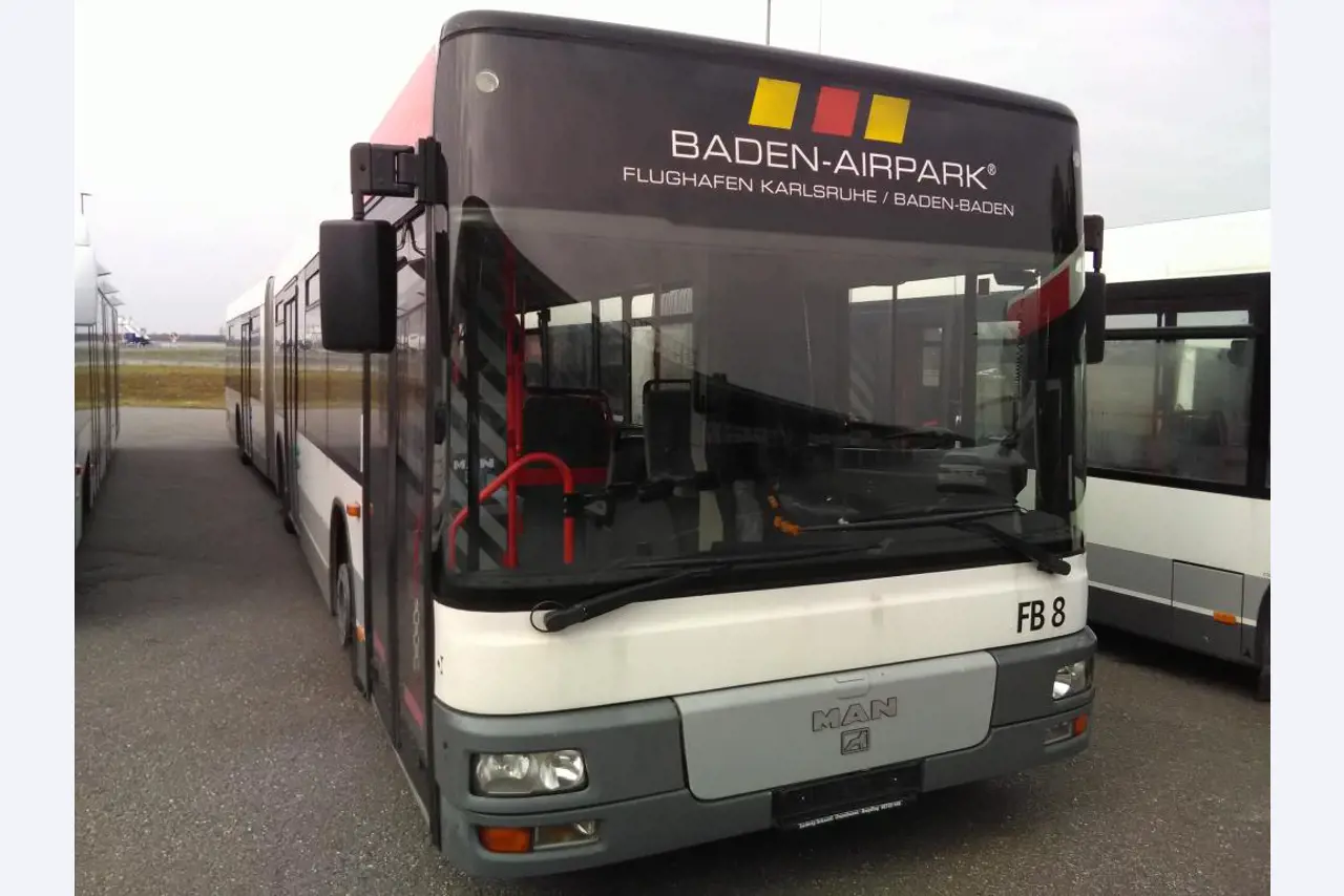 articulated busses and ground power unit-1