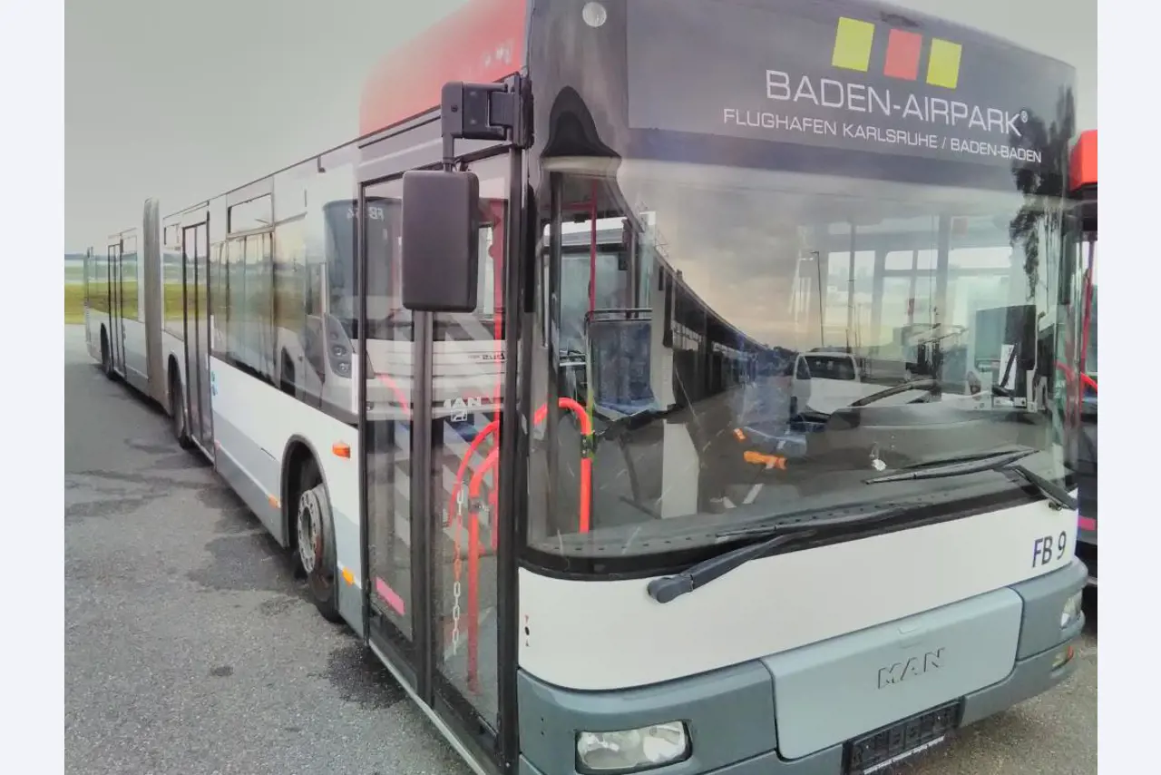Gelenkbusse und Ground Power Unit-1