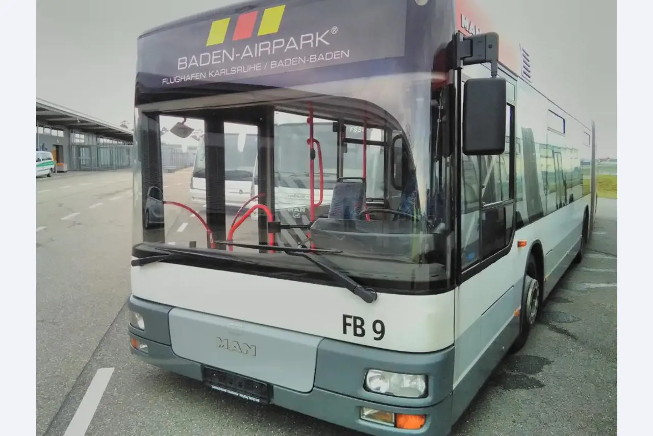 Gelenkbusse und Ground Power Unit-4