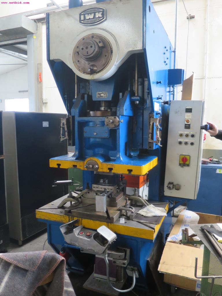 well-maintained metalworking machinery for wire processing-2