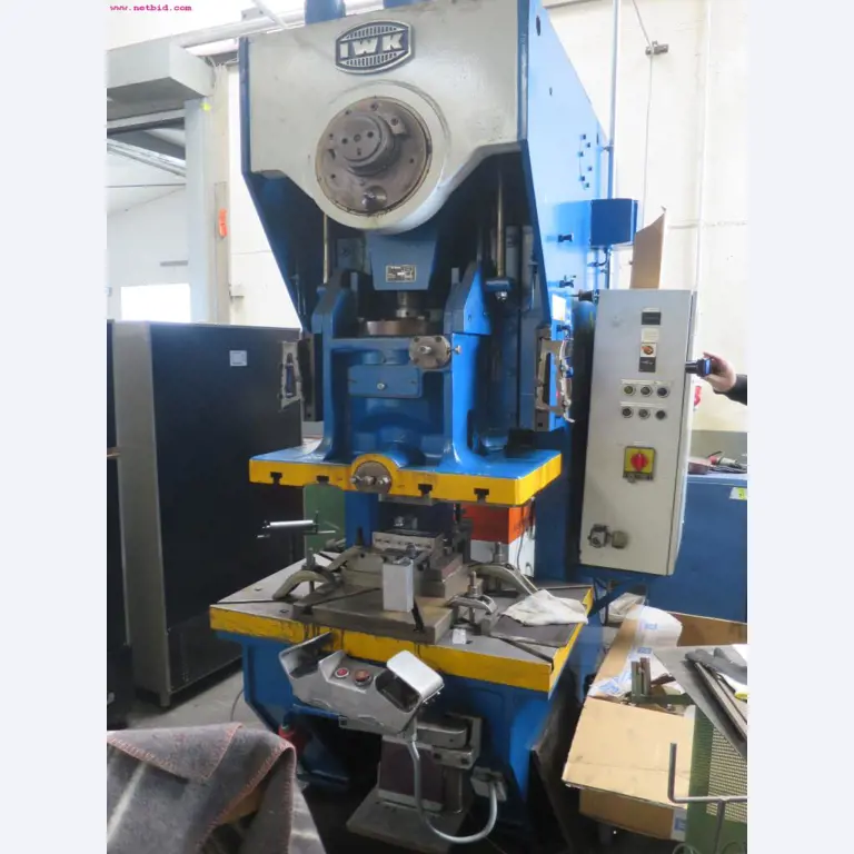 well-maintained metalworking machinery for wire processing-2