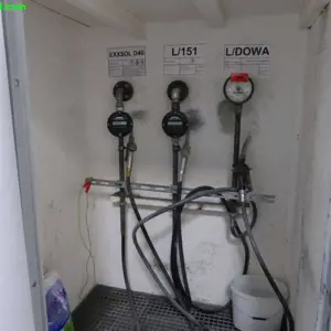 2 Dispensing stations with dispensing nozzle