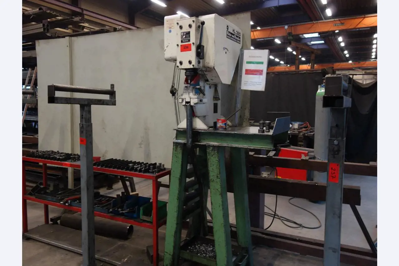 Máquinas de processamento de chapas metálicas, equipamento operacional e de escritório e frota de veículos-3