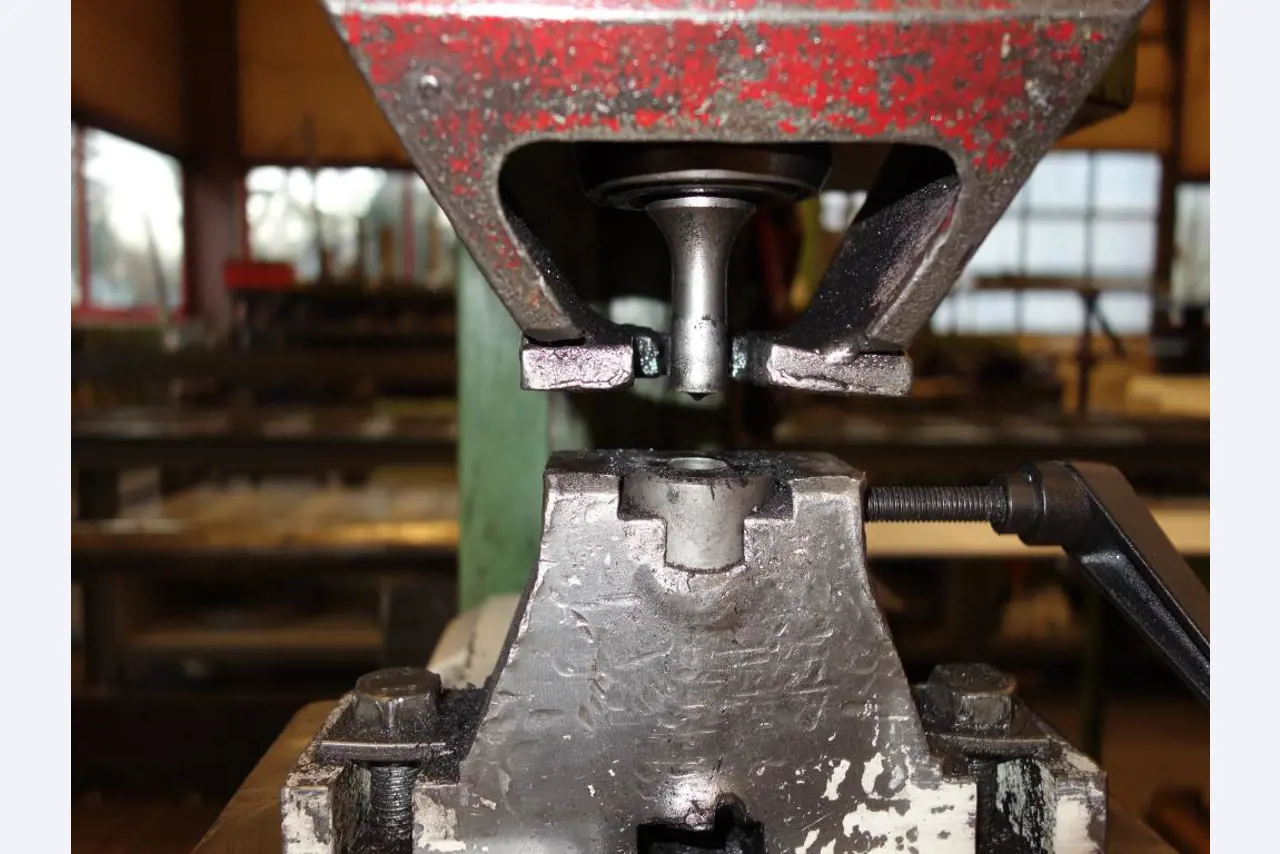 Machines for sheet metal working, business and office equipment as well as vehicle fleet-3
