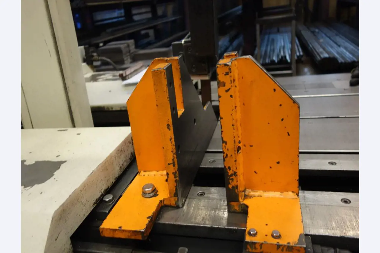Machines for sheet metal working, business and office equipment as well as vehicle fleet-7