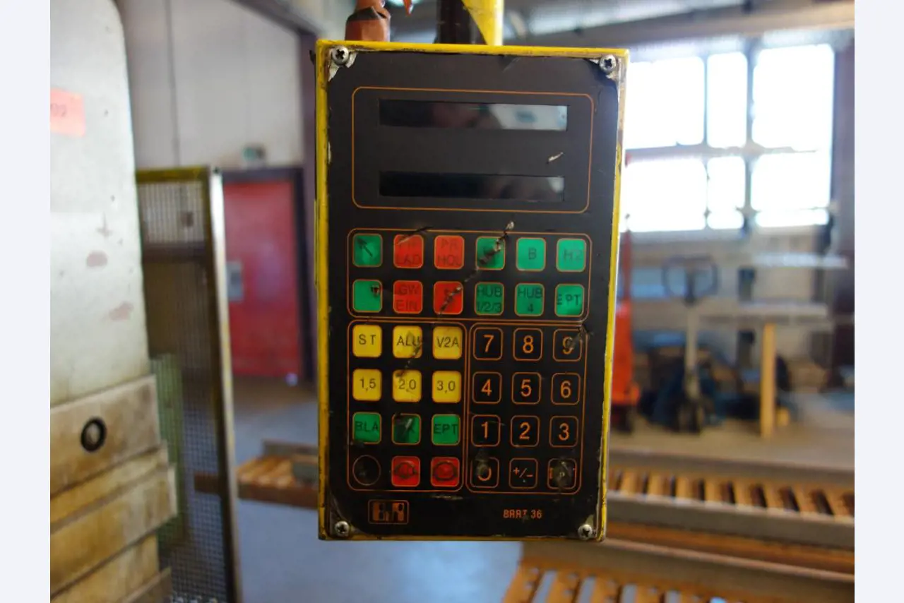 Machines for sheet metal working, business and office equipment as well as vehicle fleet-11