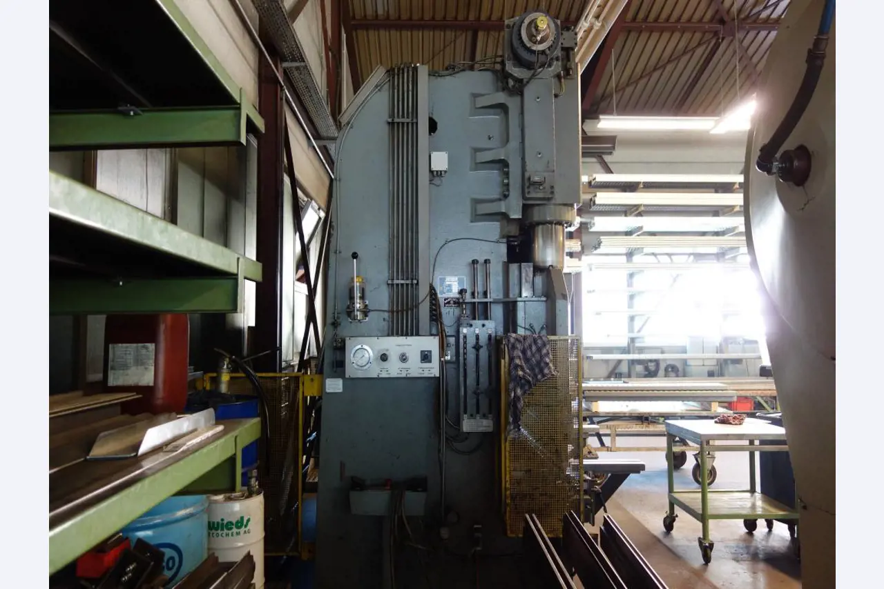 Machines for sheet metal working, business and office equipment as well as vehicle fleet-6