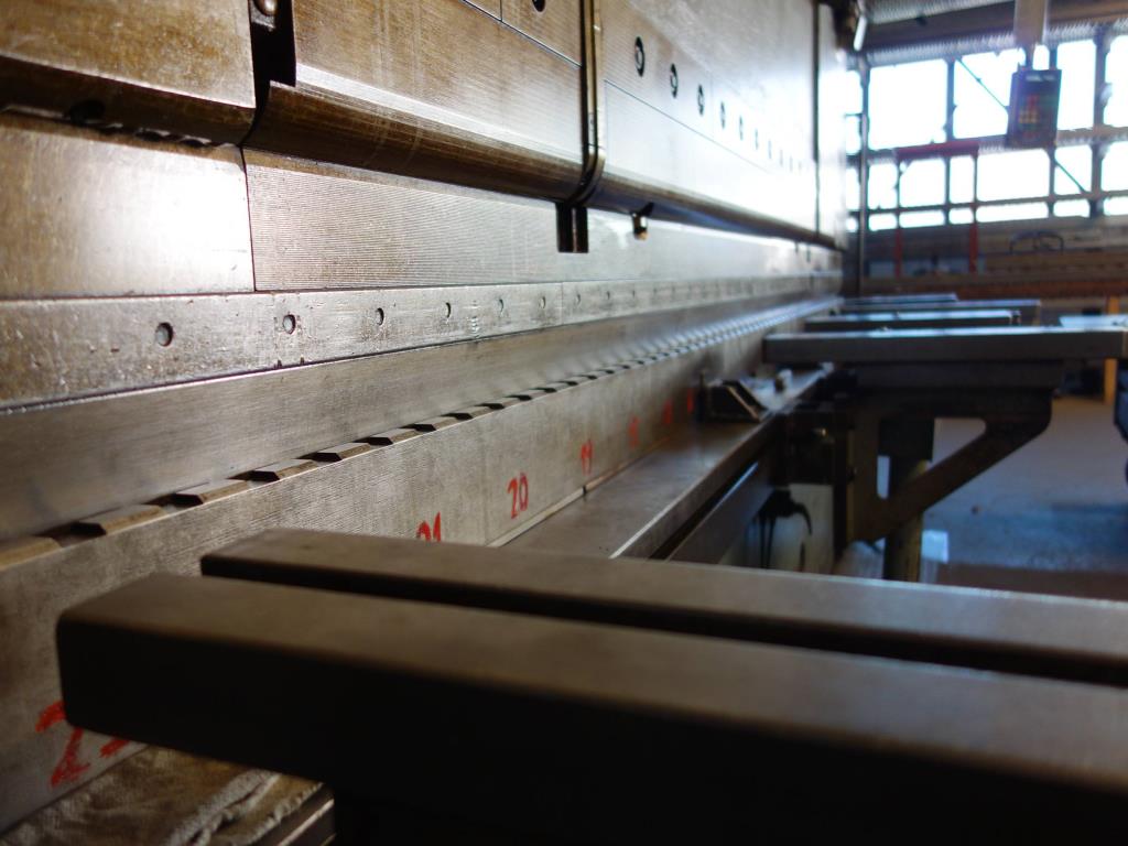 Máquinas de processamento de chapas metálicas, equipamento operacional e de escritório e frota de veículos-7