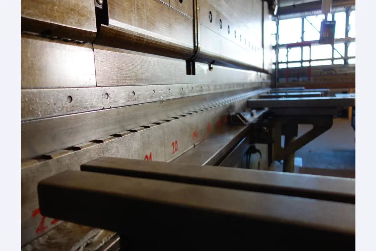 Machines for sheet metal working, business and office equipment as well as vehicle fleet-7