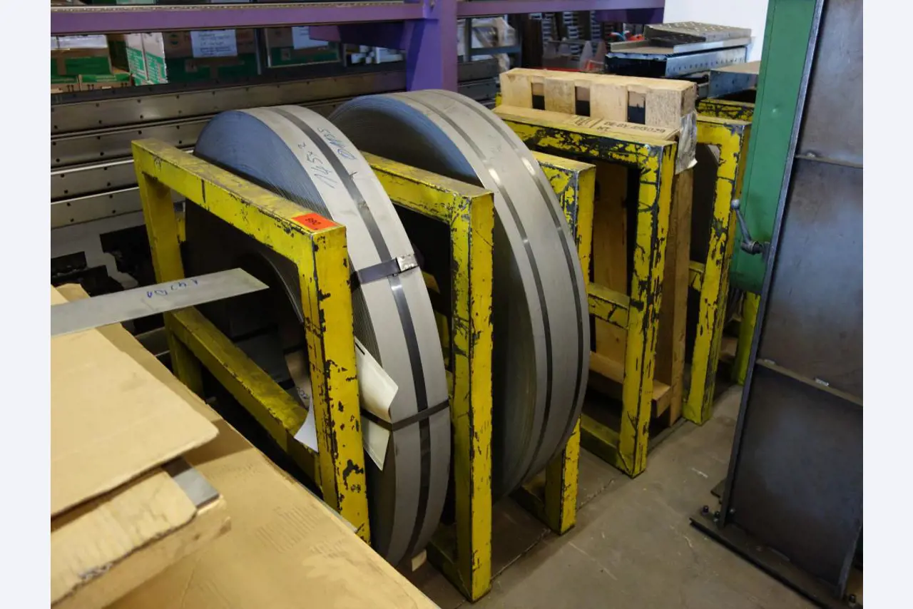 Máquinas de processamento de chapas metálicas, equipamento operacional e de escritório e frota de veículos-1
