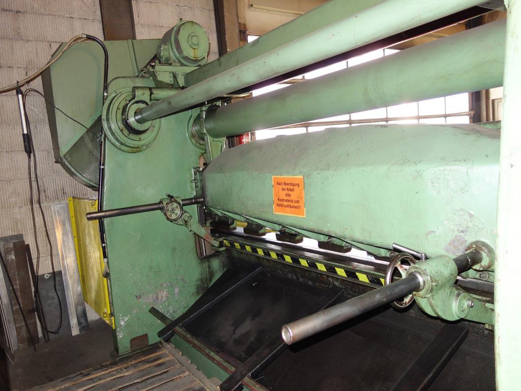Machines for sheet metal working, business and office equipment as well as vehicle fleet-3