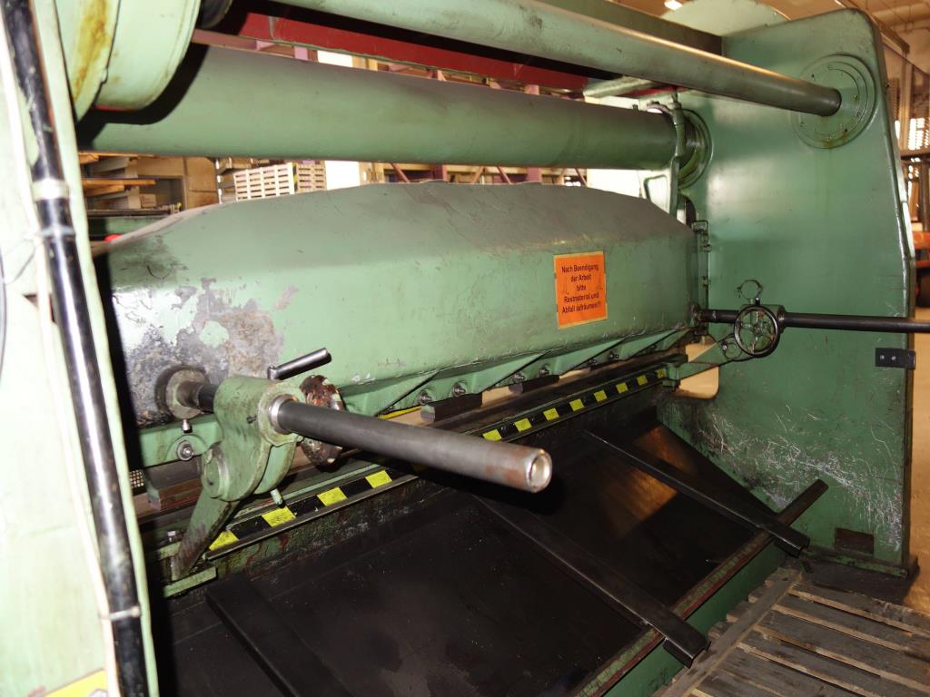 Machines for sheet metal working, business and office equipment as well as vehicle fleet-4