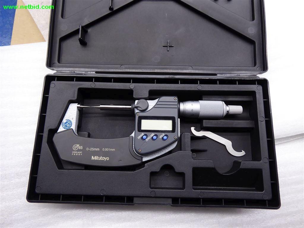 
Máquinas e sistemas para o trabalho de metais e tecnologia de superfícies<br>-3