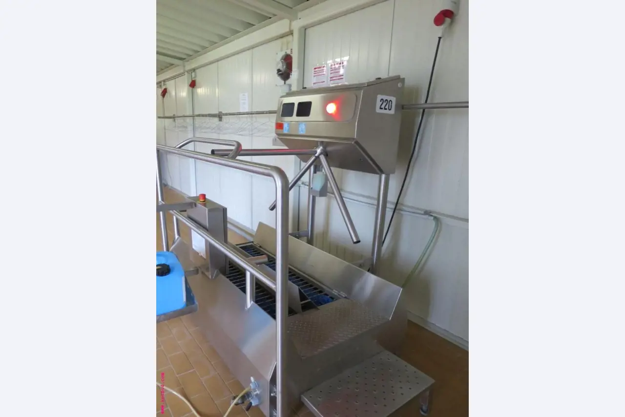 Máquinas de transformação de carnes e equipamento operacional e de escritório-1