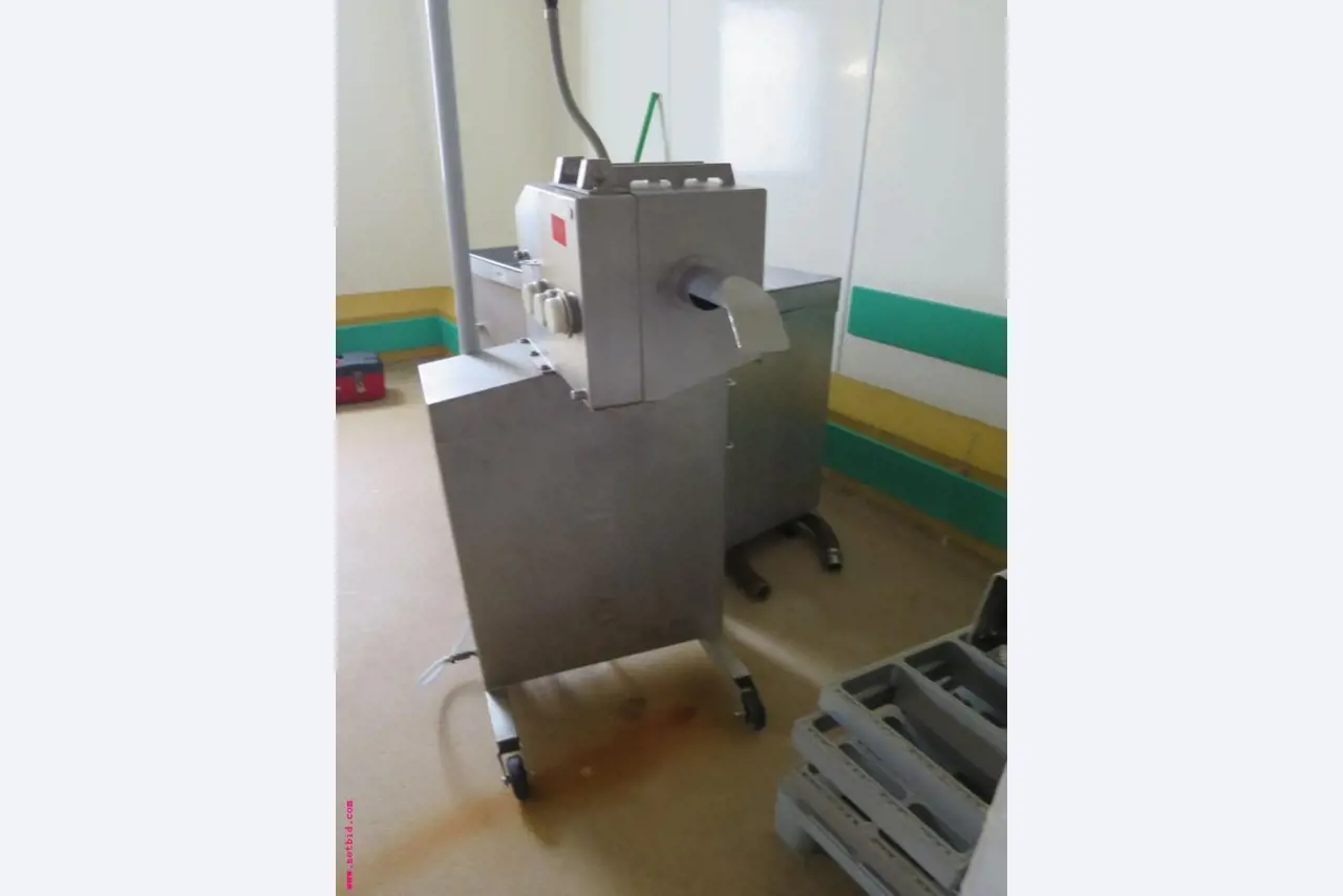 Máquinas de transformação de carnes e equipamento operacional e de escritório-2