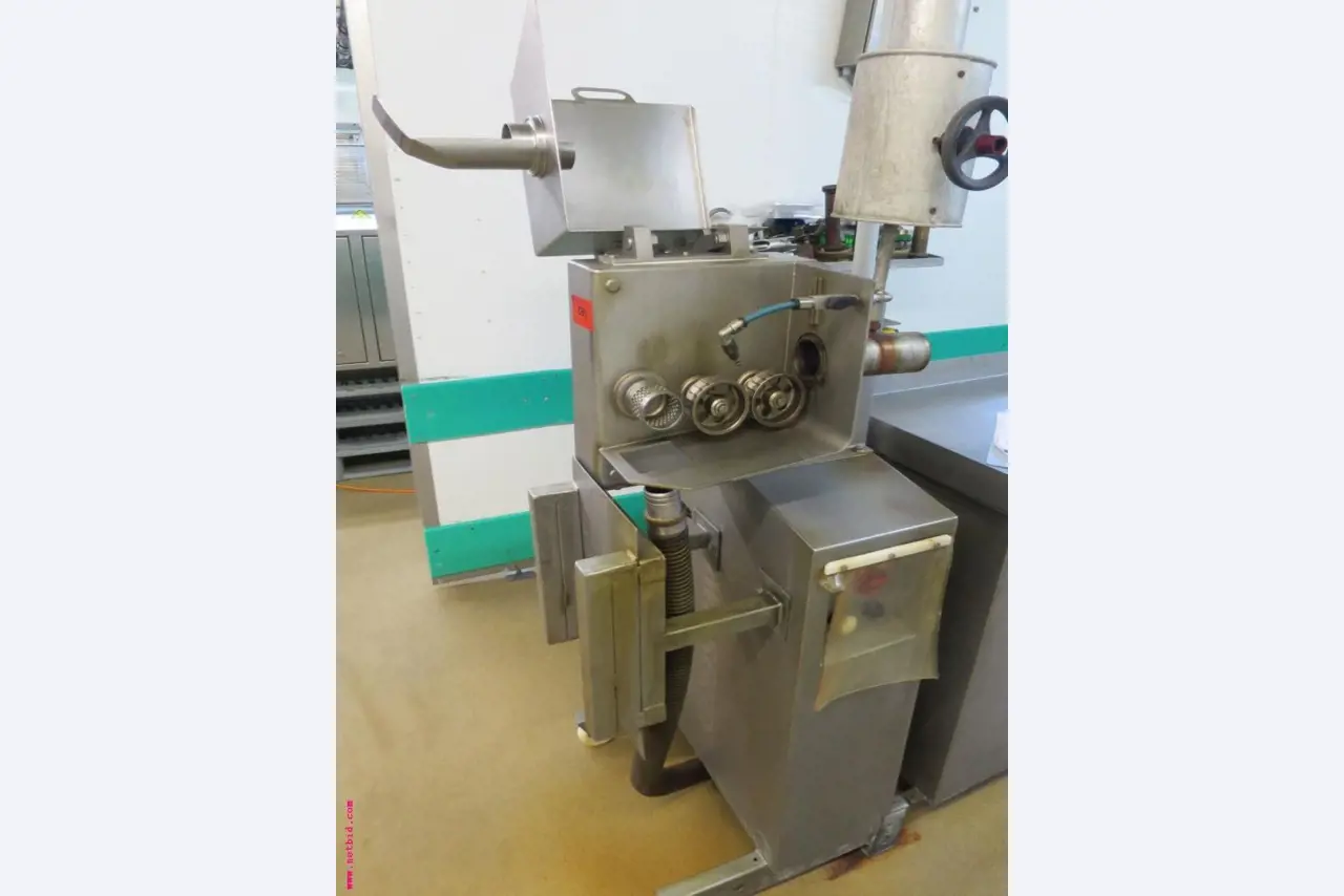 Máquinas de transformação de carnes e equipamento operacional e de escritório-1