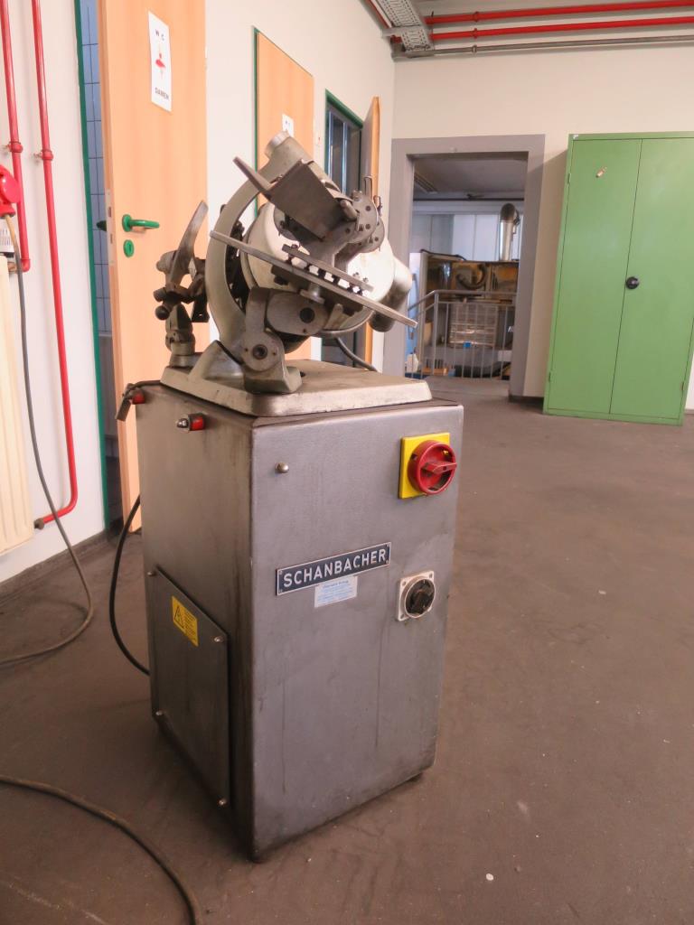 dobro vzdrževani stroji za obdelavo kovin.-2