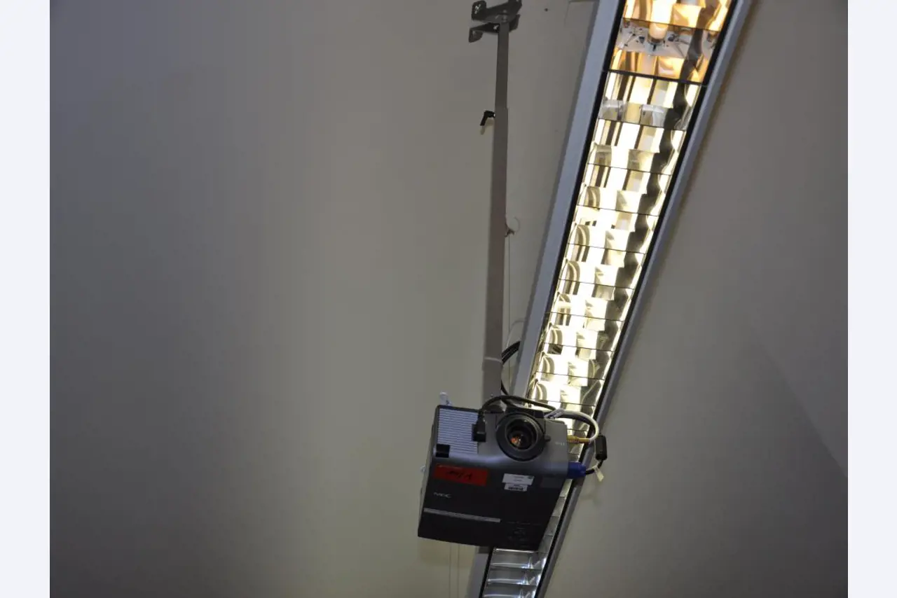 interaktive Lehrmittel, Schulmobiliar, Mobilar Klassenzimmer, Klavier, Smartboards und Kantinenausstattung-4