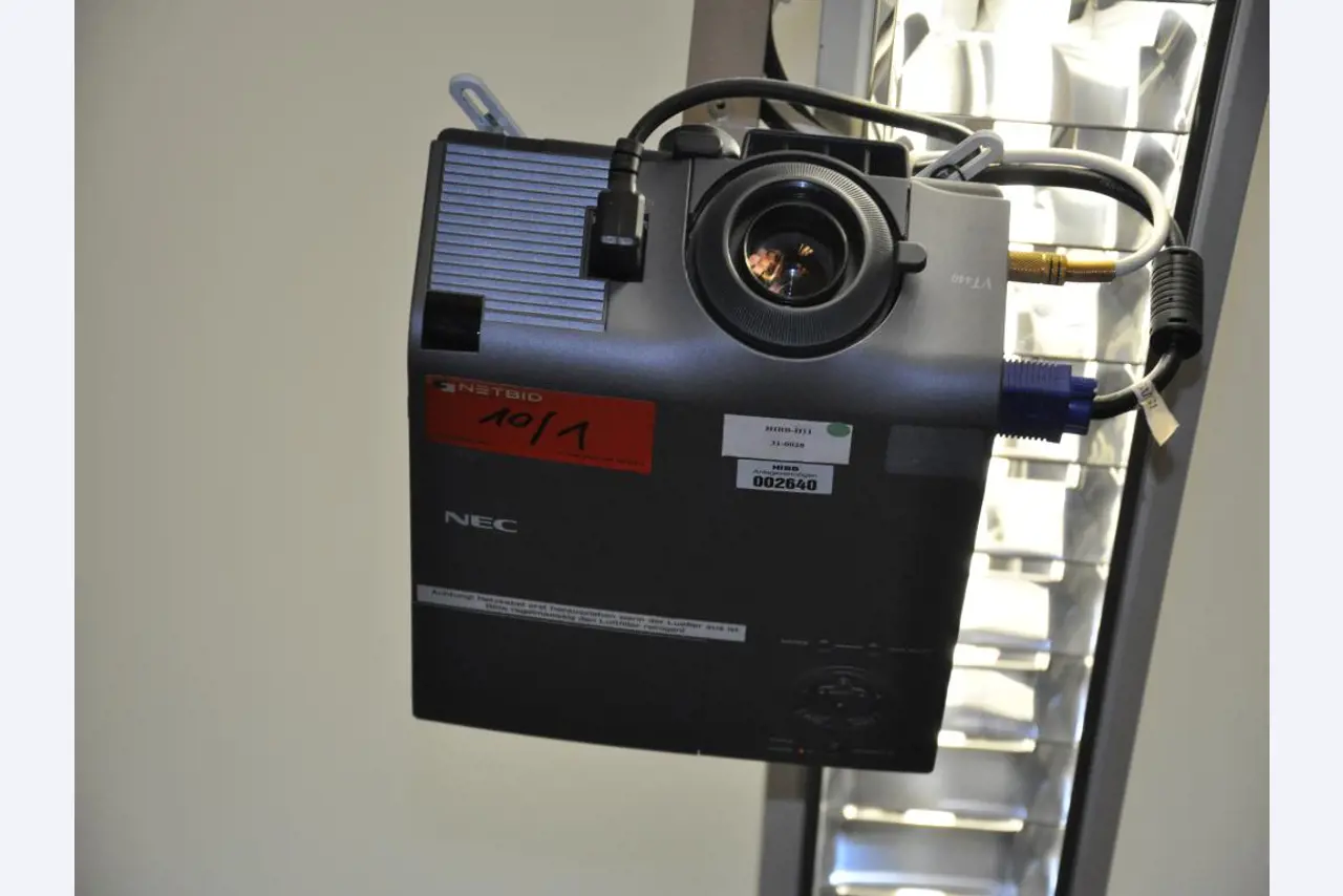 interaktive Lehrmittel, Schulmobiliar, Mobilar Klassenzimmer, Klavier, Smartboards und Kantinenausstattung-3