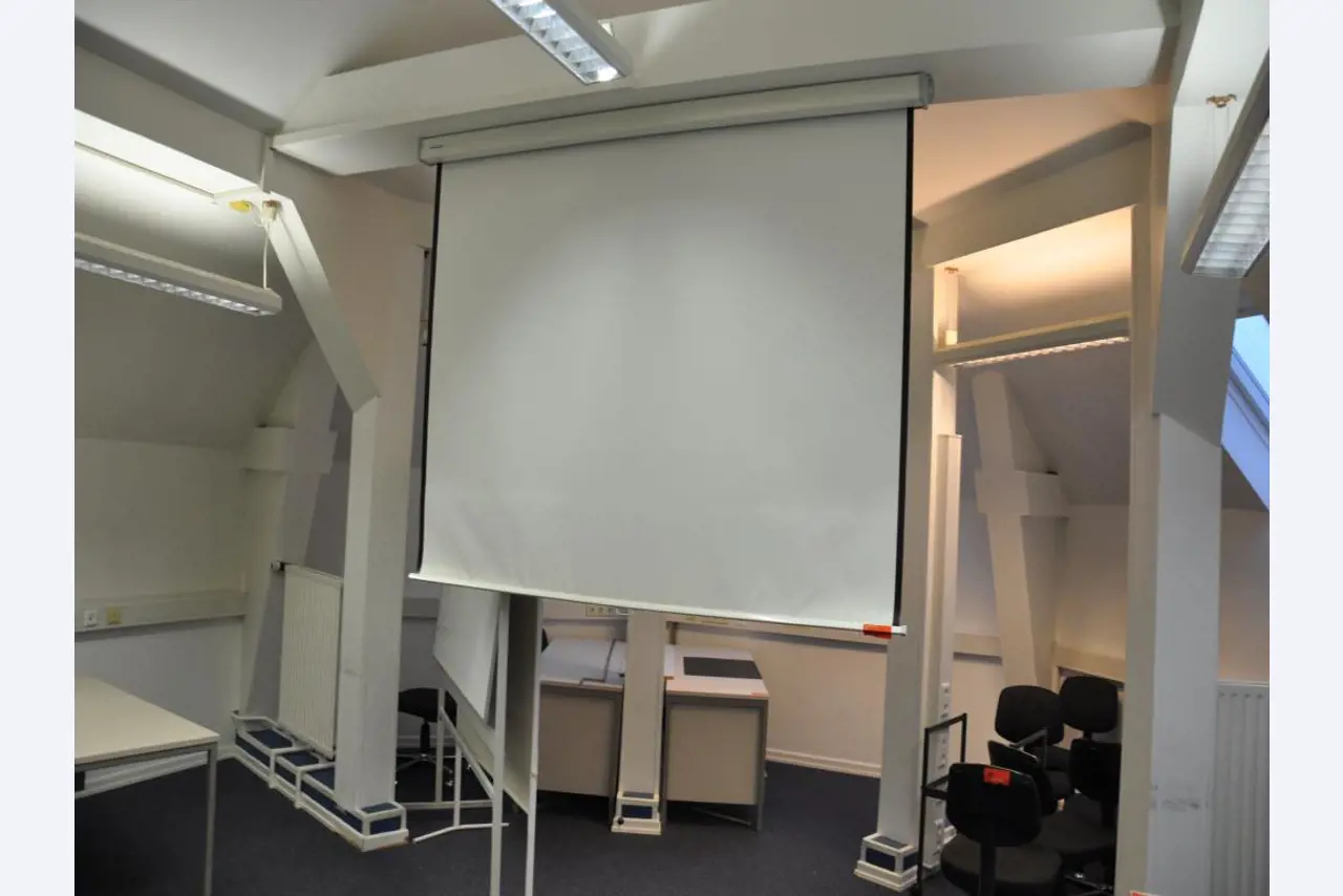 interaktive Lehrmittel, Schulmobiliar, Mobilar Klassenzimmer, Klavier, Smartboards und Kantinenausstattung-1