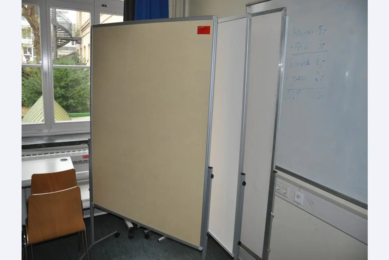 interaktive Lehrmittel, Schulmobiliar, Mobilar Klassenzimmer, Klavier, Smartboards und Kantinenausstattung-2