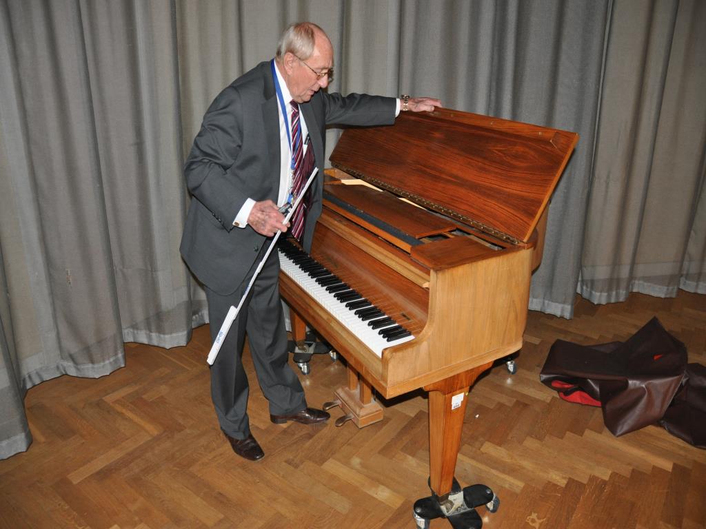 interaktive Lehrmittel, Schulmobiliar, Mobilar Klassenzimmer, Klavier, Smartboards und Kantinenausstattung-4