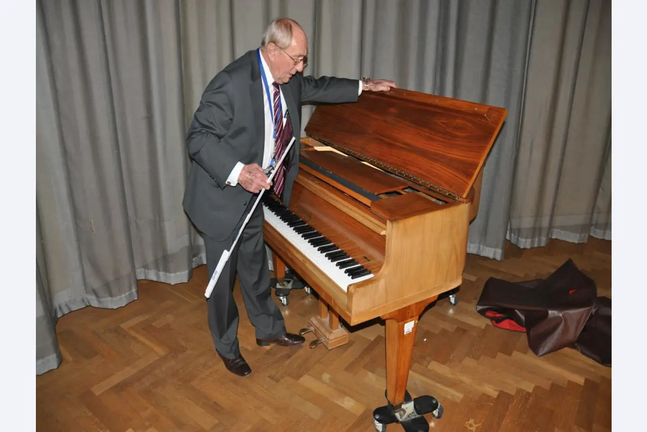 interaktive Lehrmittel, Schulmobiliar, Mobilar Klassenzimmer, Klavier, Smartboards und Kantinenausstattung-4