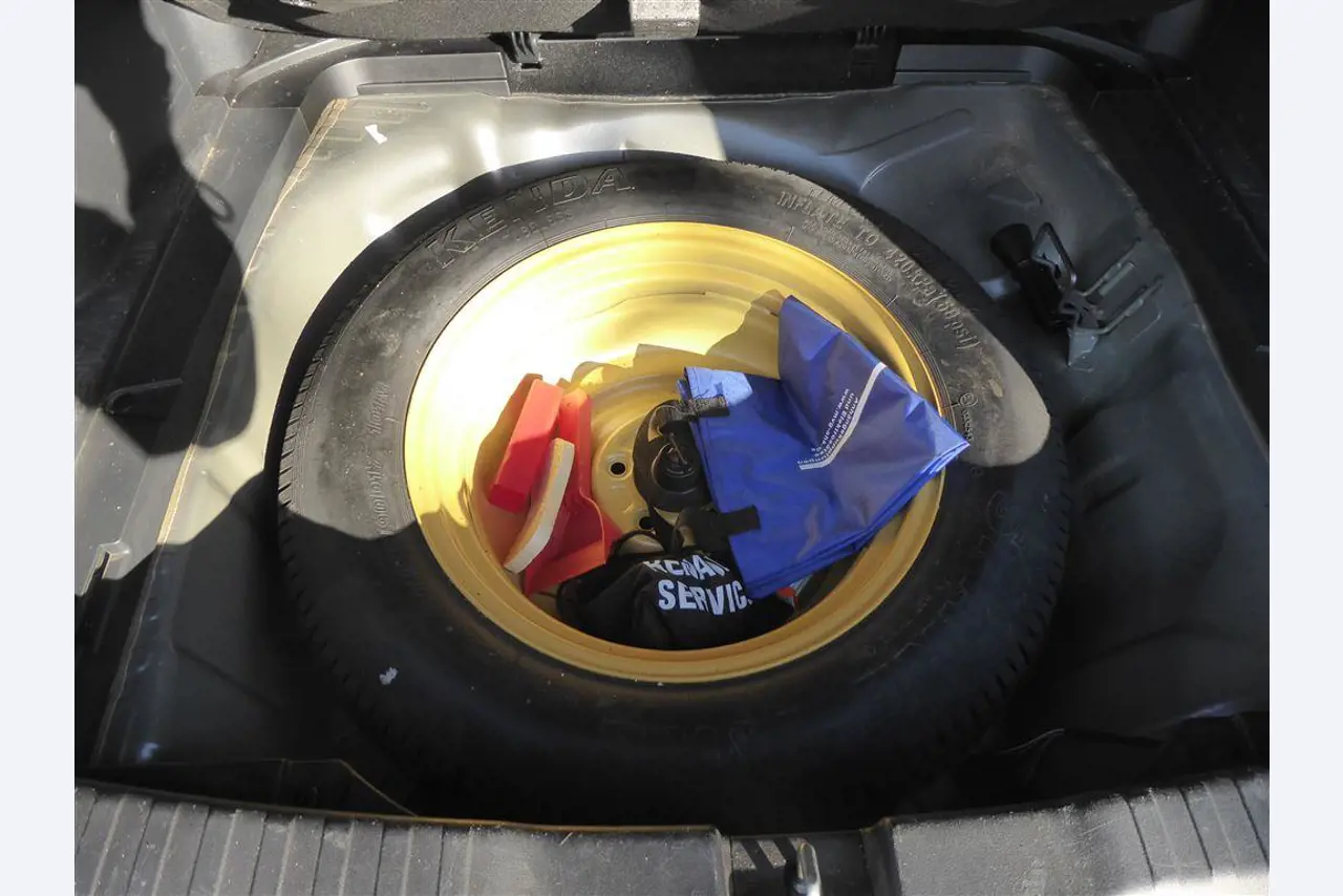 2-axle tractor unit with special cine trailer-8