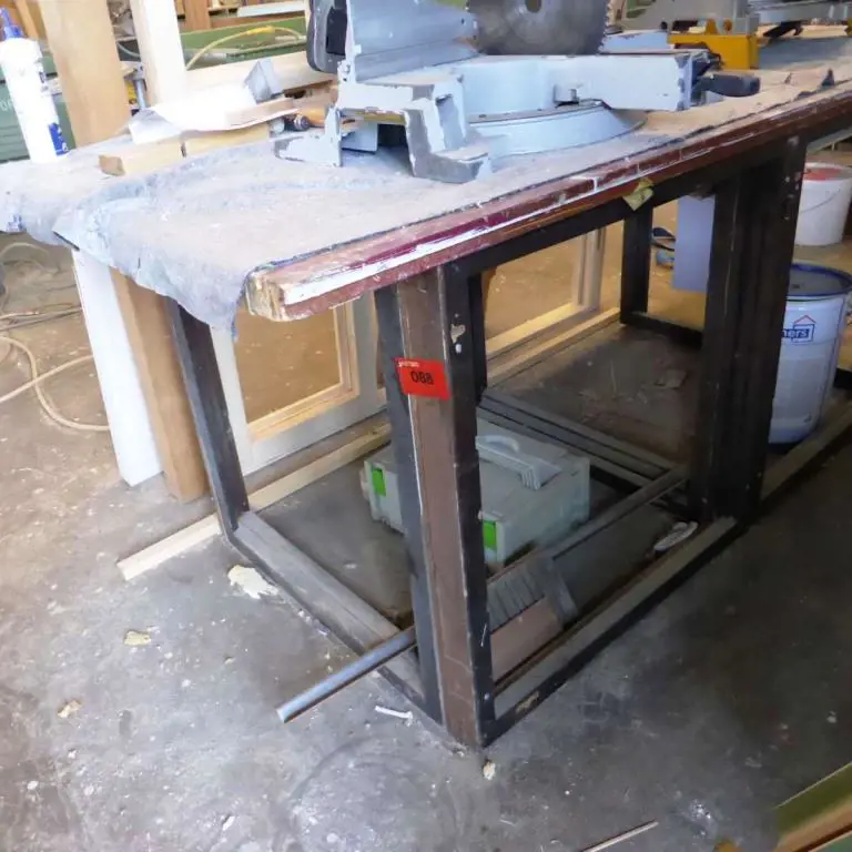 Assembly table