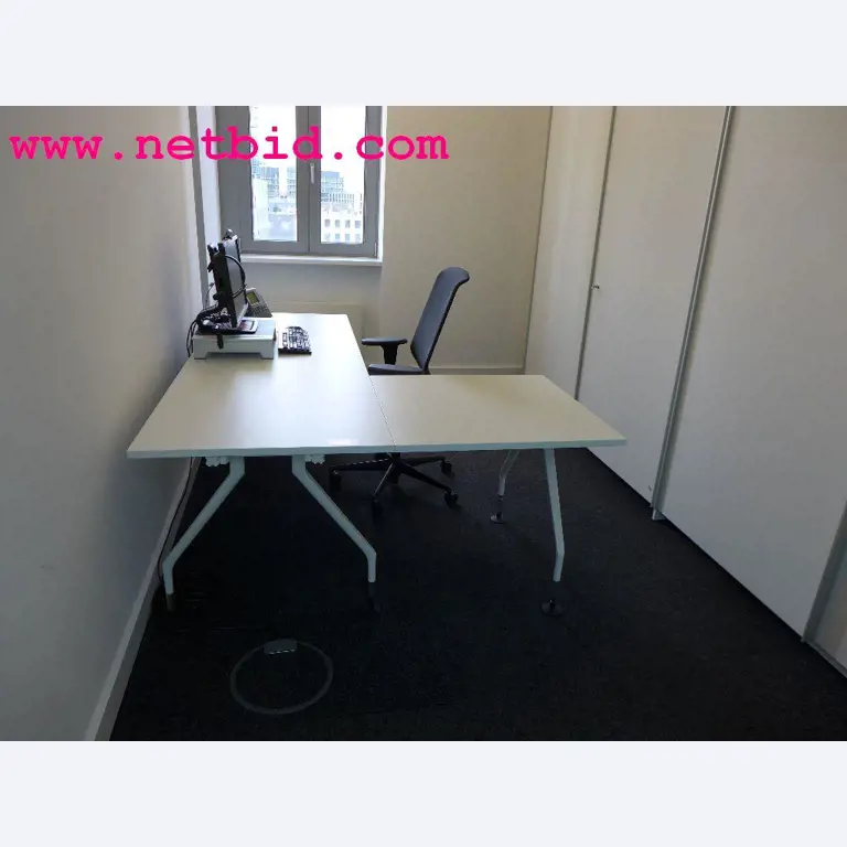 hochwertige Büro- und Besprechungsmöbel-1