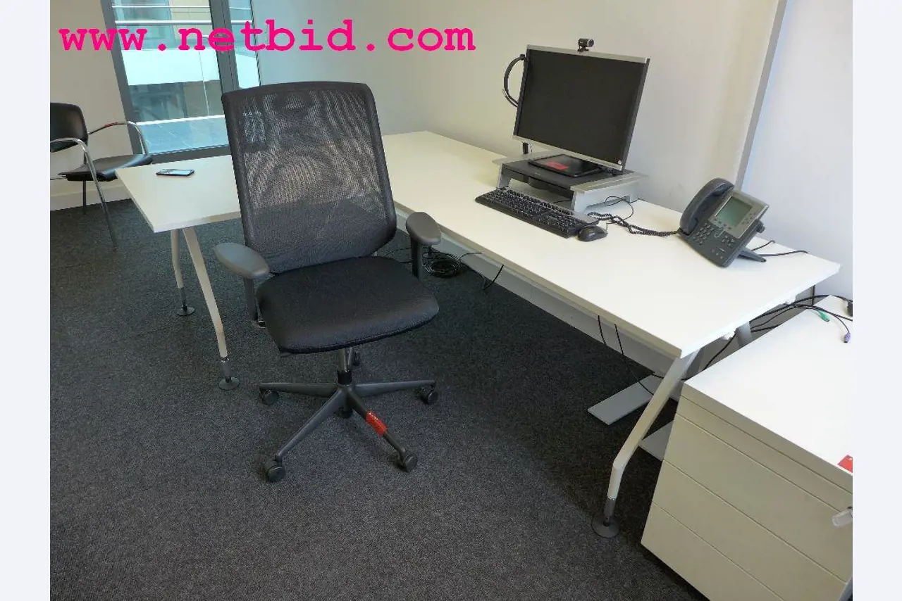 hochwertige Büro- und Besprechungsmöbel-3