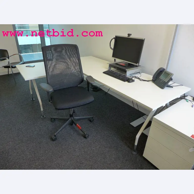 hochwertige Büro- und Besprechungsmöbel-3