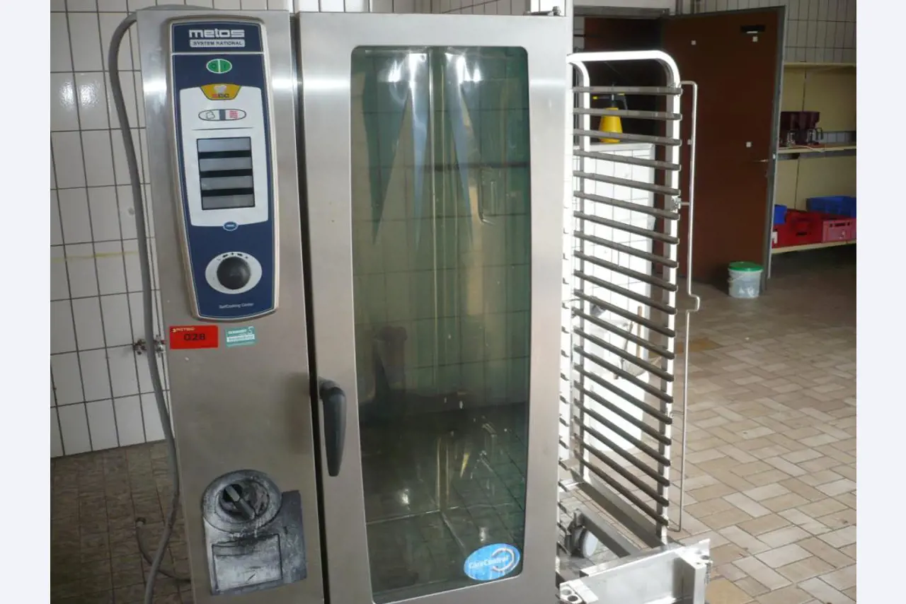 Large kitchen amenities, cold storage cells <br> and catering equipment-3