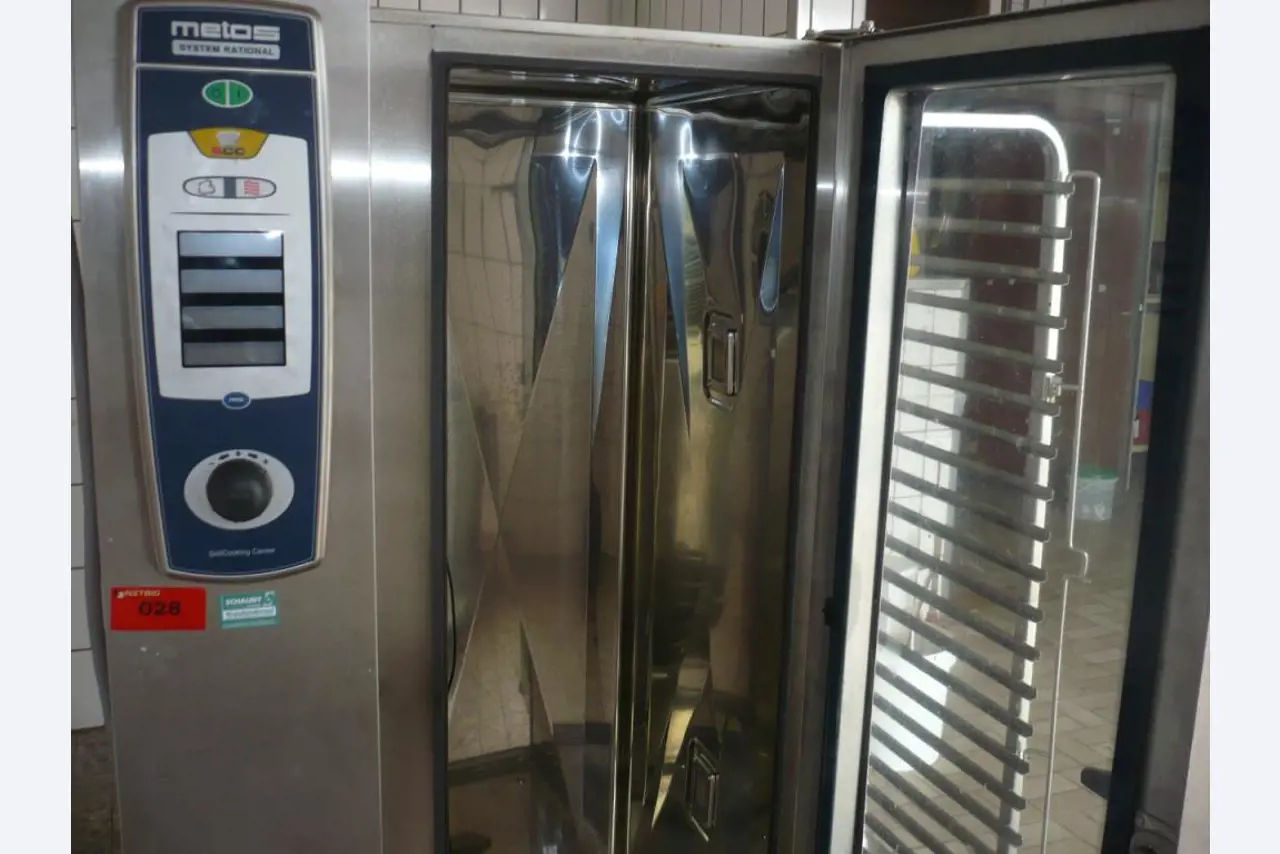 Large kitchen amenities, cold storage cells <br> and catering equipment-4
