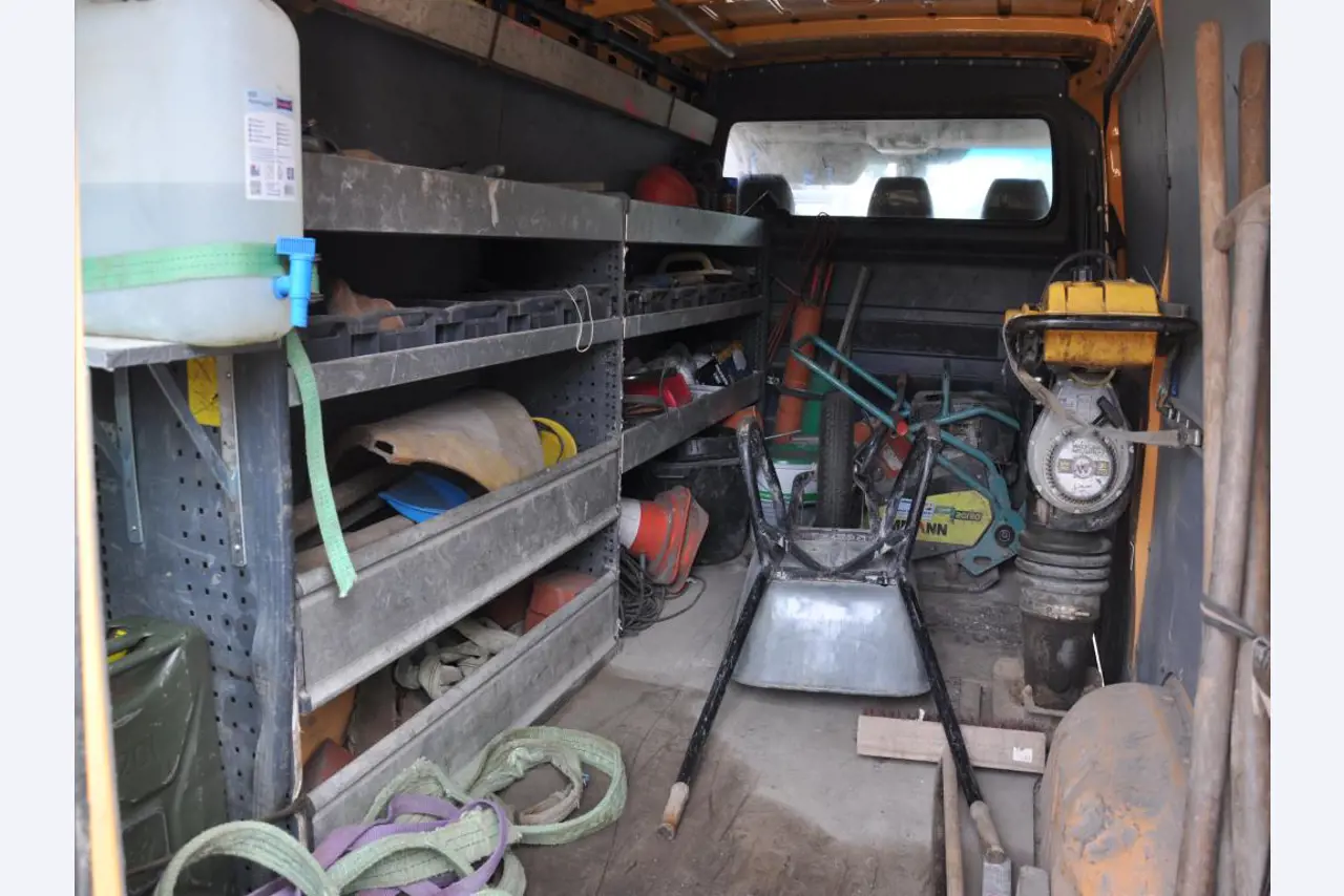 Moderne, goed onderhouden bouwvoertuigen en andere mechanische apparatuur uit de weg- en waterbouwsector-9