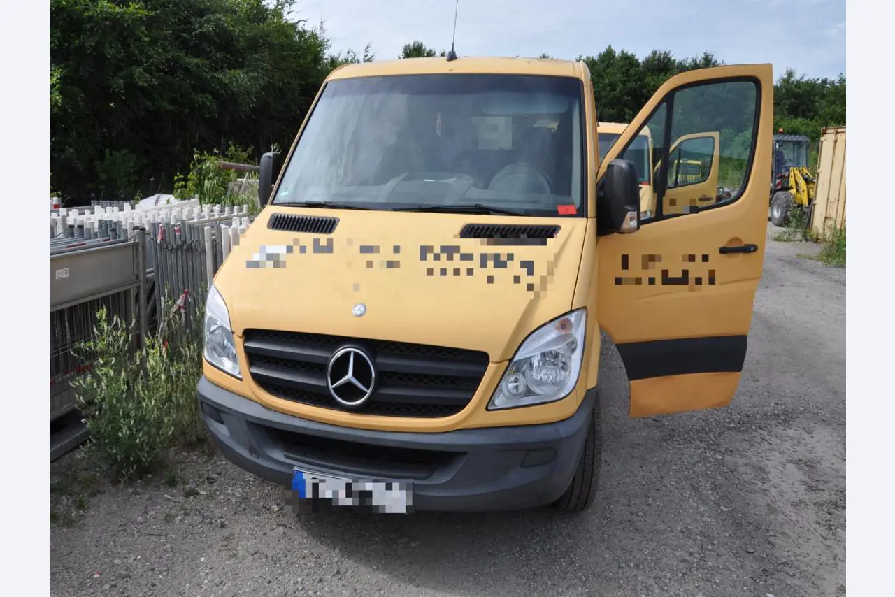 Moderne, goed onderhouden bouwvoertuigen en andere mechanische apparatuur uit de weg- en waterbouwsector-1