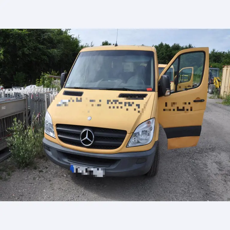 Moderne, goed onderhouden bouwvoertuigen en andere mechanische apparatuur uit de weg- en waterbouwsector-1
