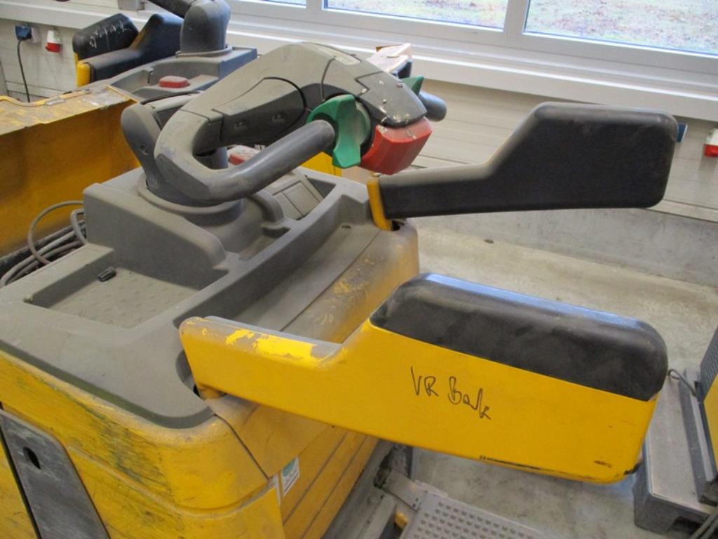 1 lot of industrial trucks-9