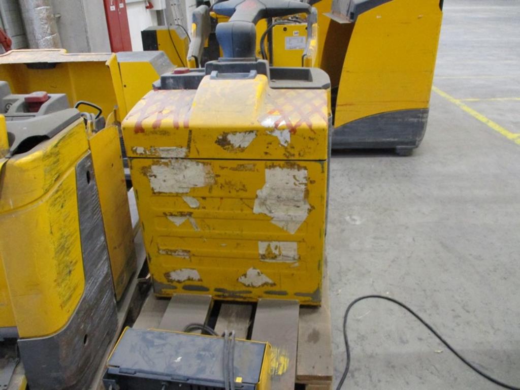 1 lot of industrial trucks-10