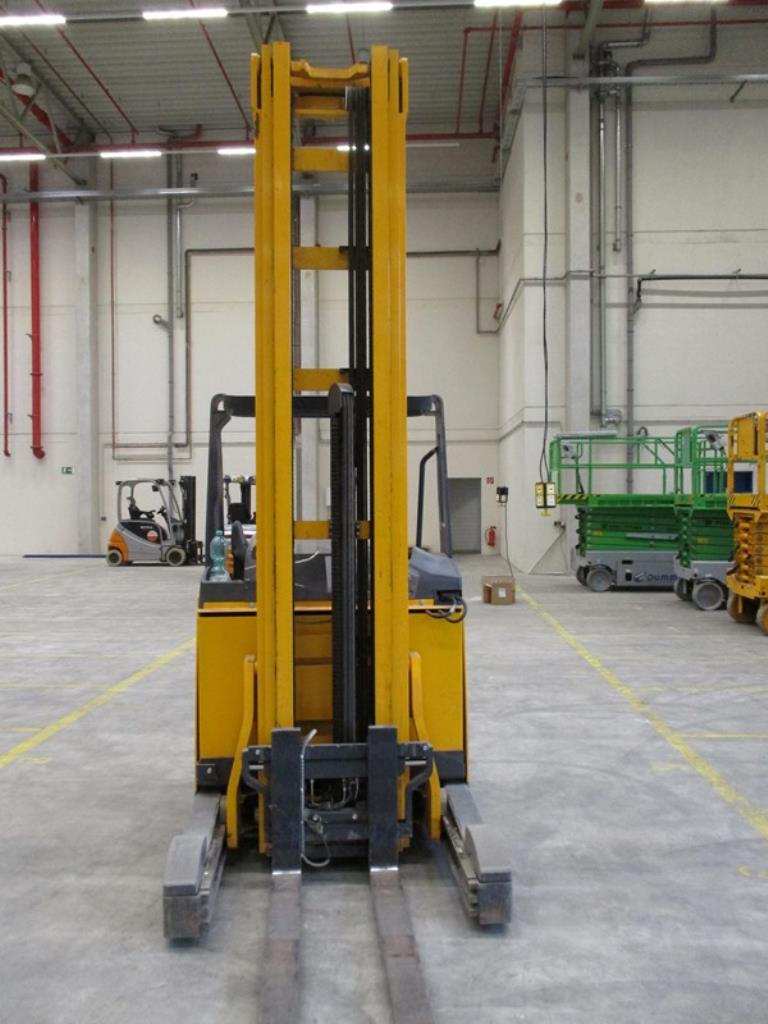 1 lot of industrial trucks-15