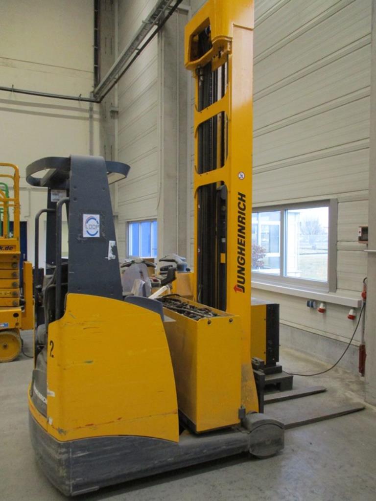 1 lot of industrial trucks-25