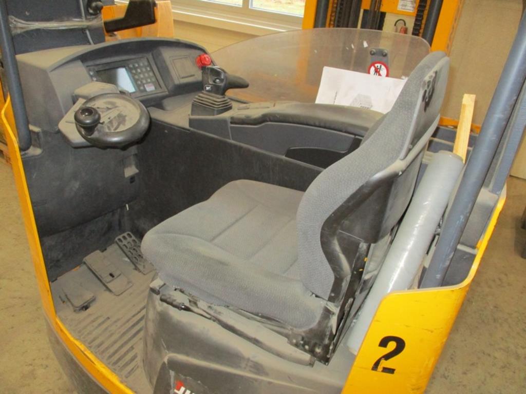 1 lot of industrial trucks-26