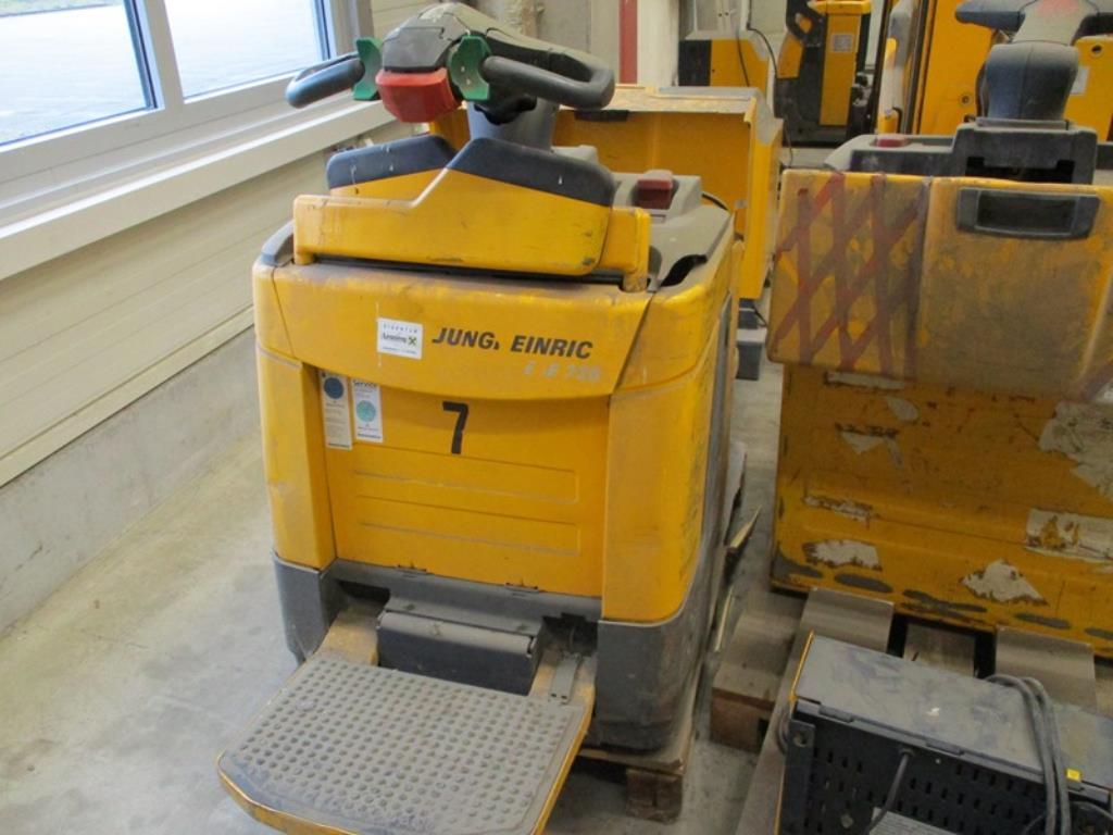 1 lot of industrial trucks-2