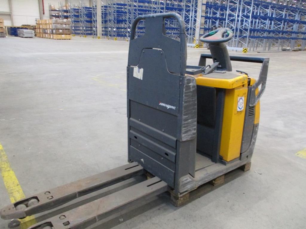 1 lot of industrial trucks-29