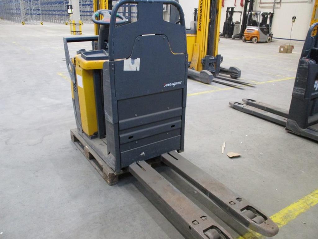 1 lot of industrial trucks-32